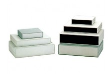 BRANDVERTRAGENDE BEHUIZING - LICHTGRIJS MET ZWARTE EINDPANELEN 260 x 180 x 65mm BRANDVERTRAGENDE BEHUIZING - LICHTGRIJS MET ZWARTE EINDPANELEN 260 x 180 x 65mm