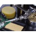DERDE HAND MET VERGROOTGLAS EN SOLDEERTOOLS